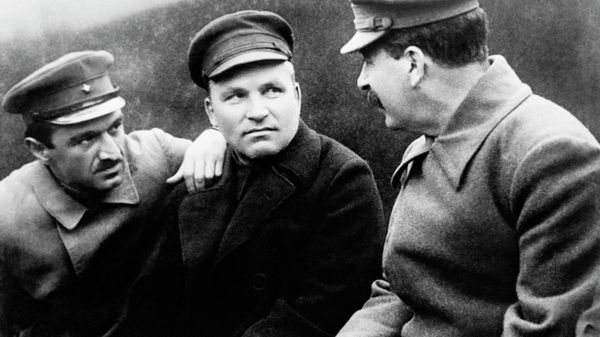 Руководители партии и советского государства Анастас Микоян, Сергей Киров и Иосиф Сталин (слева направо) за беседой.