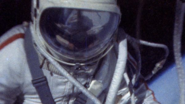 Кадр из документального фильма В скафандре над планетой.