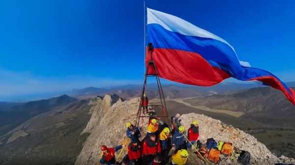 Флаг России на хребте Таракташ в Крыму