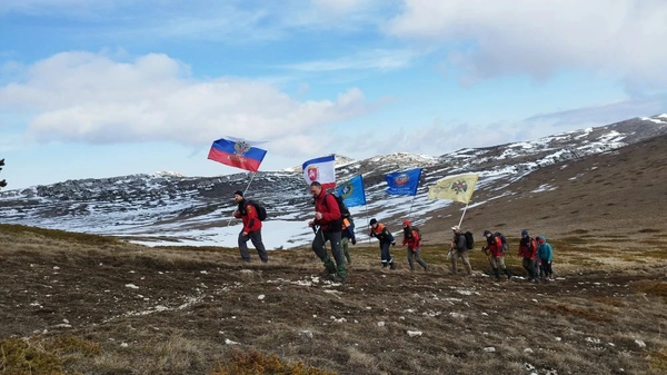 Флаги России взвились еще над двумя горными вершинами Крыма