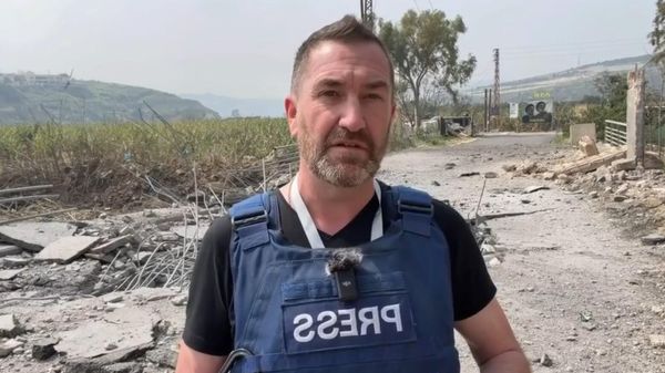 Глава бюро RT в Ливане Стив Суини с оператором попали под обстрел израильских военных