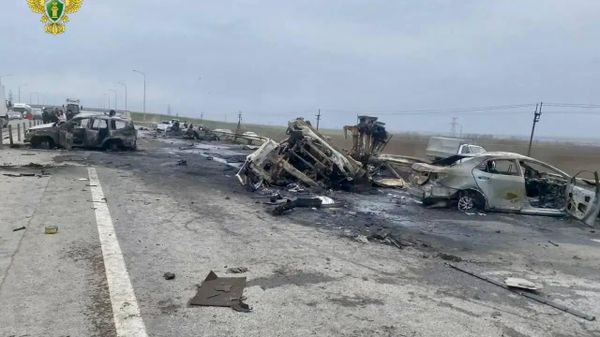 Последствия массовой аварии бензовоза и четырех легковых авто в Ростовской области