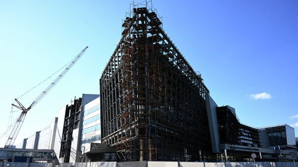 В Красногорске начали восстанавливать фасад Крокус Сити Холла