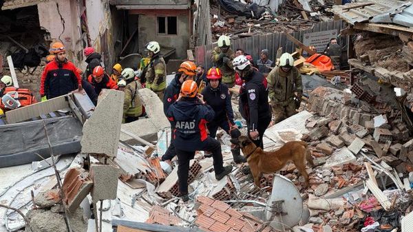В Стамбуле из-под завалов рухнувших домов извлекли 8 человек