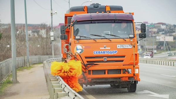 Уборка дорог Севастополя после зимы