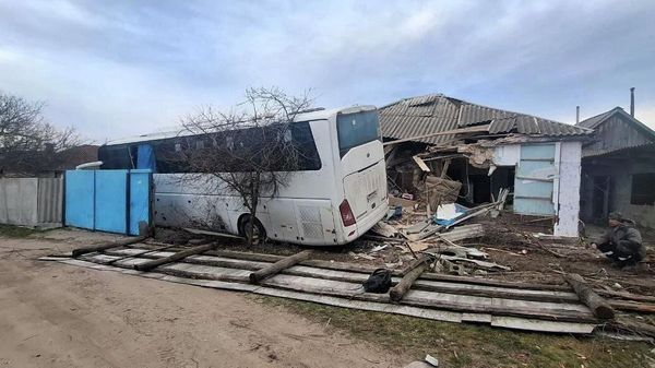 В ЛНР рейсовый автобус врезался в жилой дом