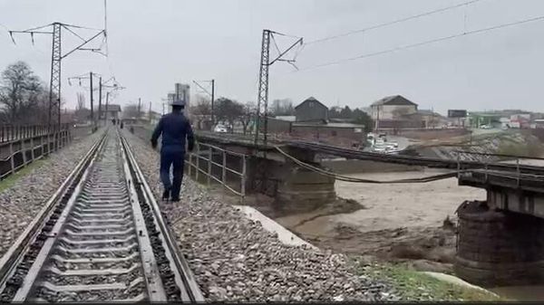 Железнодорожный мост рухнул в Дагестане