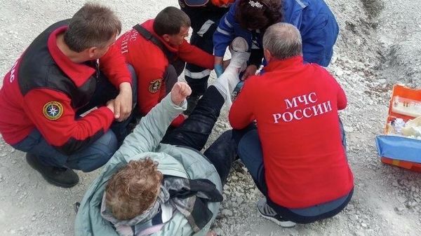 Крымские спасатели оказали помощь туристке, травмировавшей ногу в горах Бахчисарая