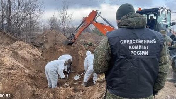 Извлечение тел мирных граждан, погибших в результате украинской агрессии под Северодонецком