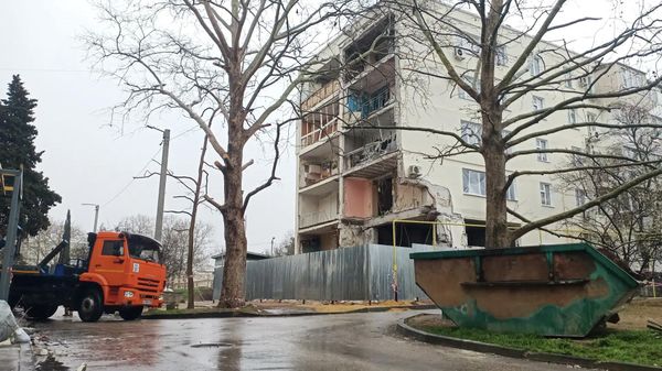 Восстановительные работы в домах на ул. Корчагина в Севастополе спустя неделю после взрыва
