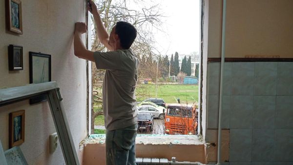 Восстановительные работы в домах на ул. Корчагина в Севастополе спустя неделю после взрыва
