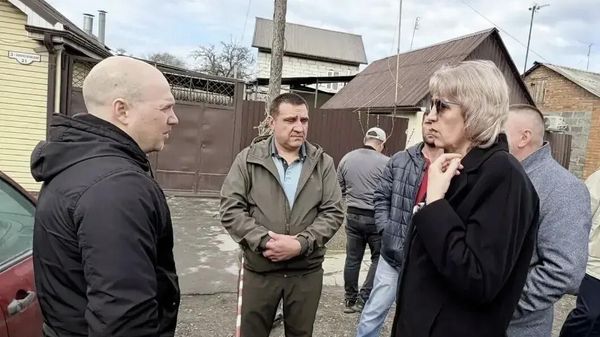 Мэр Таганрога Светлана Камбулова общается с жителями после атак ВСУ