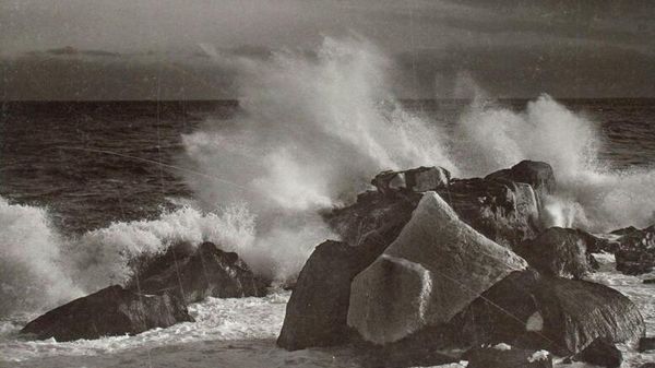 Фотография Черного моря В. Сокорнова. Из собрания Государственного музейно-выставочного центра РОСФОТО Фотография Черного моря В. Сокорнова. Из собрания Государственного музейно-выставочного центра РОСФОТО