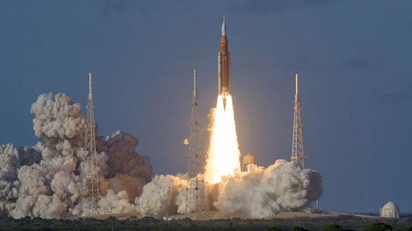 Запуск ракеты-носителя SLS (Space Launch System) с экипажем миссии Artemis II на борту космического корабля Orion в Космическом центре имени Кеннеди НАСА во Флориде.
