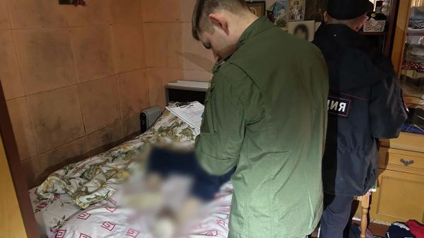 В Крыму мужчина зарезал свою мать и выпрыгнул из окна