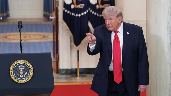 Президент Дональд Трамп жестикулирует после выступления в Крестовом зале Белого дома в Вашингтоне в среду, 1 апреля 2026 года, по поводу войны с Ираном. (Фото AP/Алекс Брэндон, Pool)