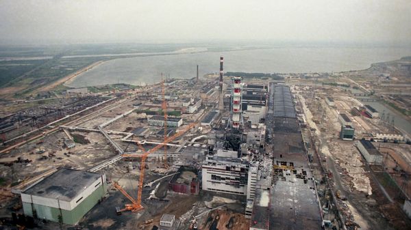 Панорама Чернобыльской атомной электростанции спустя четыре месяца после аварии.