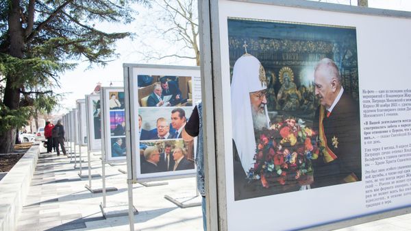 Открытие уличной выставки, организованной к 80-летию Владимира Жириновского в Симферополе