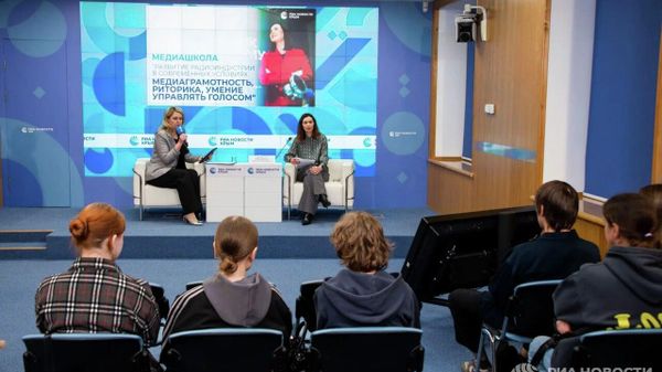 Шеф-редактор Спутник в Крыму Светлана Разина рассказала юным журналистам о секретах работы на радио