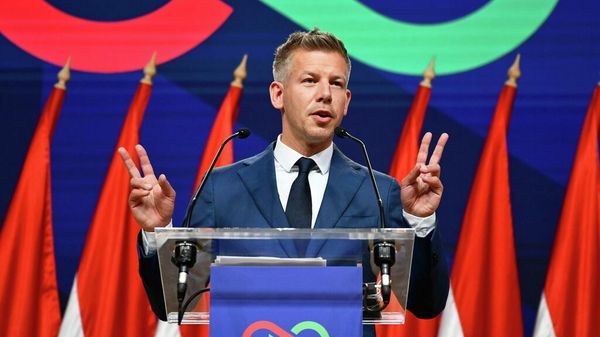 Лидер победившей на парламентских выборах в Венгрии оппозиционной партии Тиса Петер Мадьяр во время выступления в Будапеште