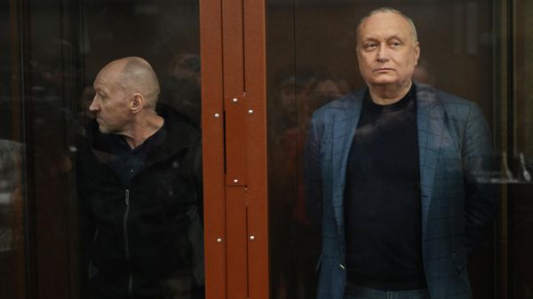 Бывший сенатор Совета Федерации РФ Дмитрий Савельев (справа) в зале суда
