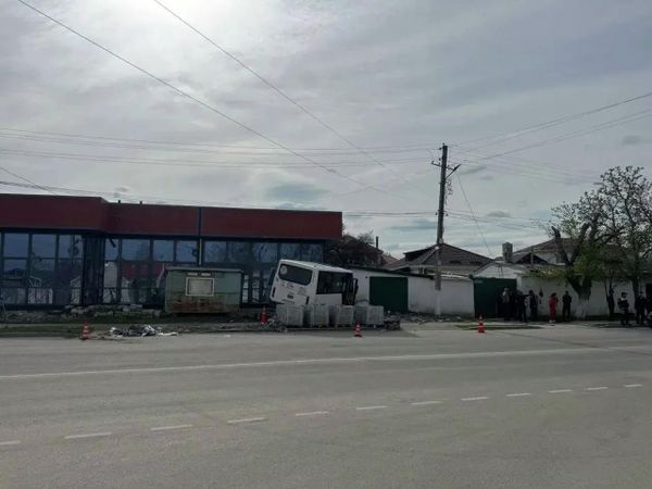 В Крыму рейсовый автобус врезался в дом