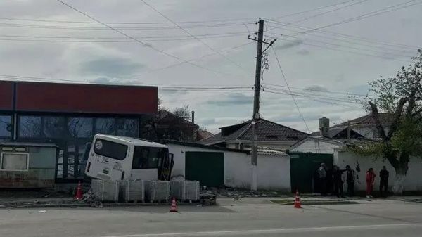 В Крыму рейсовый автобус врезался в дом