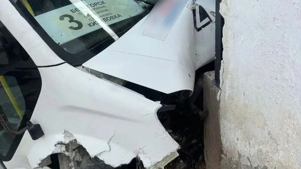 В Крыму рейсовый автобус врезался в дом