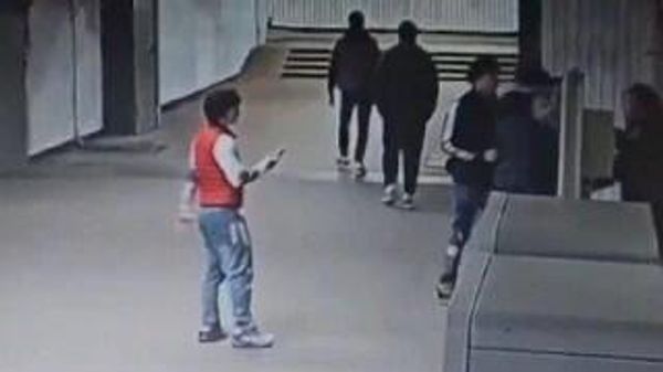 Подростки устроили драку в подземном переходе на станции метро Калужская в Москве