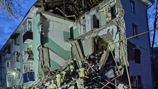 В Самарской области спасатели МЧС России ликвидируют последствия обрушения подъезда жилого дома