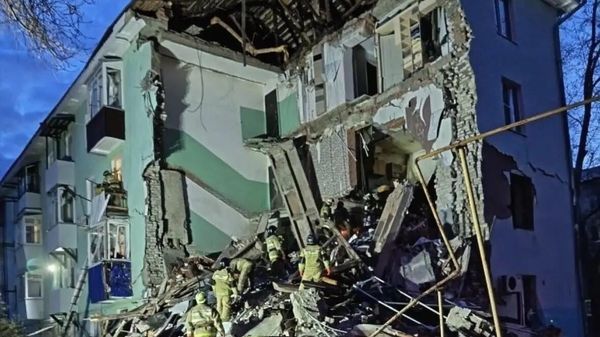 В Самарской области спасатели МЧС России ликвидируют последствия обрушения подъезда жилого дома