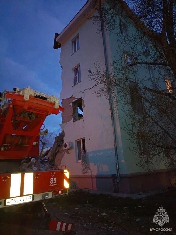 В Самарской области спасатели МЧС России ликвидируют последствия обрушения подъезда жилого дома