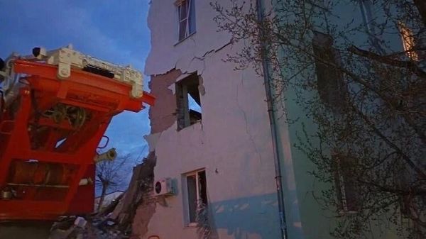 В Самарской области спасатели МЧС России ликвидируют последствия обрушения подъезда жилого дома