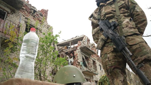 Разрушенный поселок на окраине Донецка