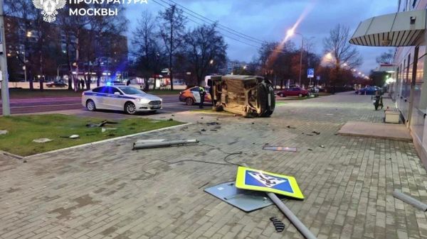 В Москве водитель на арендном авто убегал от полиции и сбил двух человек на тротуаре