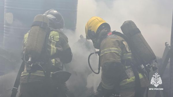 В Симферополе полыхает торговый склад