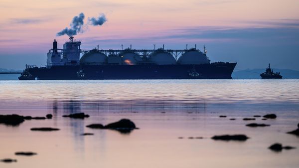 Танкер-газовоз в море
