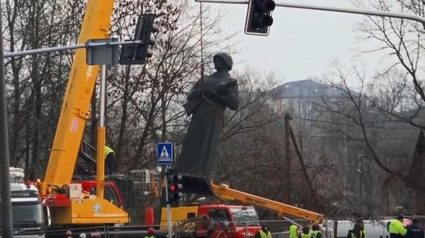 Кадр из фильма журналиста Андрея Старикова День Победы в Прибалтике: вчера, сегодня, завтра