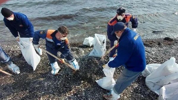 Локальные выбросы нефтепродуктов убирают на береговой линии в Туапсинском муниципальном округе