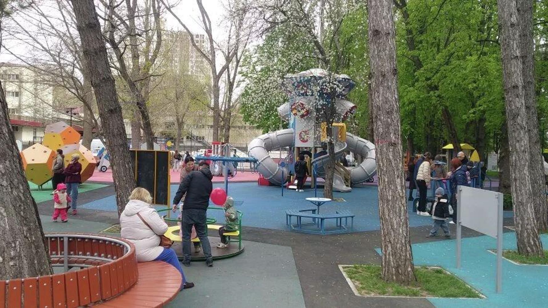 В Симферополе после реконструкции открыли Детский парк В Симферополе после реконструкции открыли Детский парк - РИА Новости, 1920, 01.05.2026