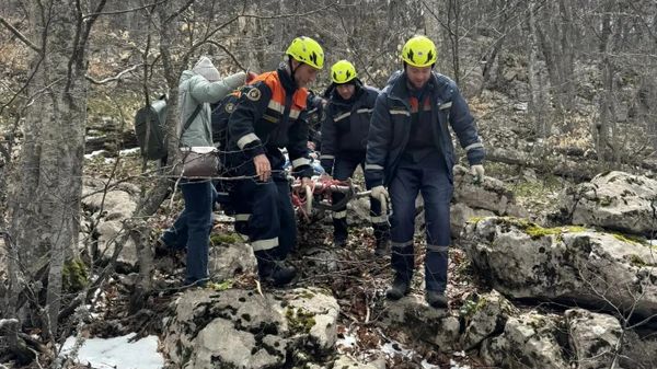 Спасатели оказали помощь туристке на плато Ай-Петри 