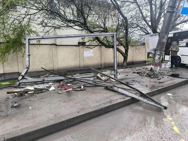 В Симферополе маршрутка врезалась в остановку
