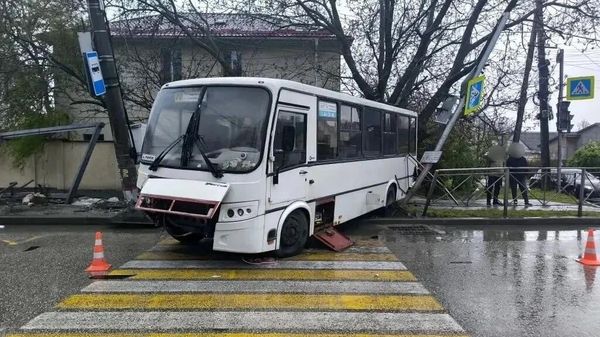 В Симферополе маршрутка врезалась в остановку