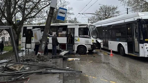 В Симферополе маршрутка врезалась в остановку