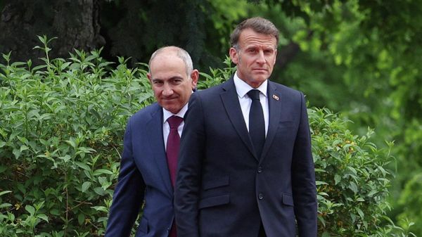 Президент Франции Эммануэль Макрон и премьер-министр Армении Никол Пашинян