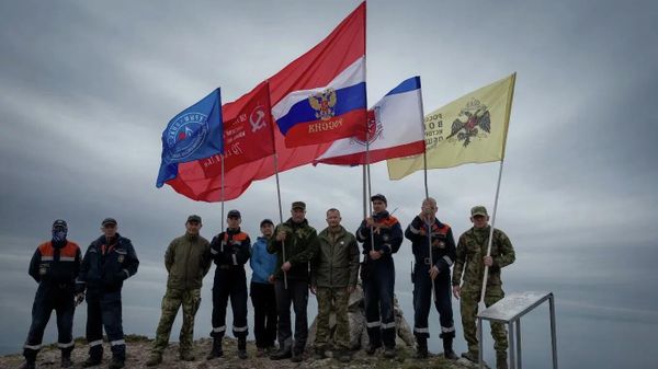 Спасатели подняли знамя Победы на вершине горы Куш-Кая
