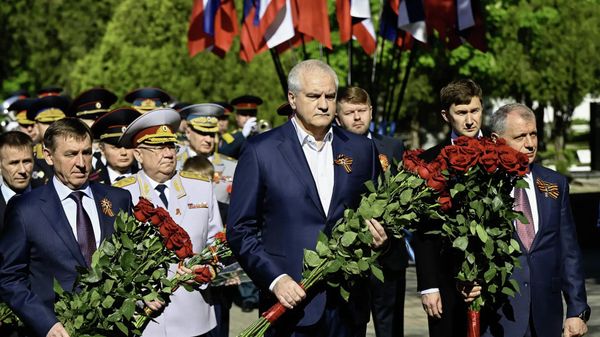 В Крыму в День Победы возложили цветы к мемориалу на Воинском кладбище и к Вечному огню на Могиле Неизвестного Солдата