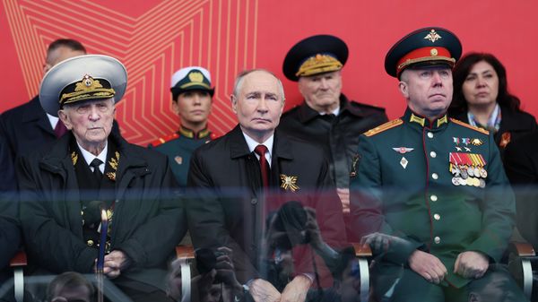 Ветеран Великой Отечественной войны Свет Турунов, президент РФ Владимир Путин, Герой России, участник СВО Леонид Рыжов (слева направо) на Красной площади в Москве на военном параде в честь 81-й годовщины Победы в Великой Отечественной войне