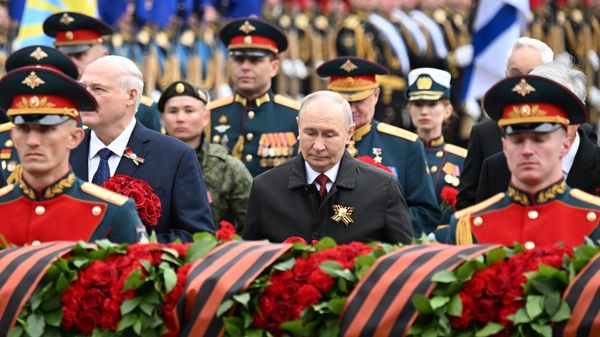 Президент РФ Владимир Путин на церемонии возложения венка и цветов к Могиле Неизвестного Солдата в Александровском саду в Москве