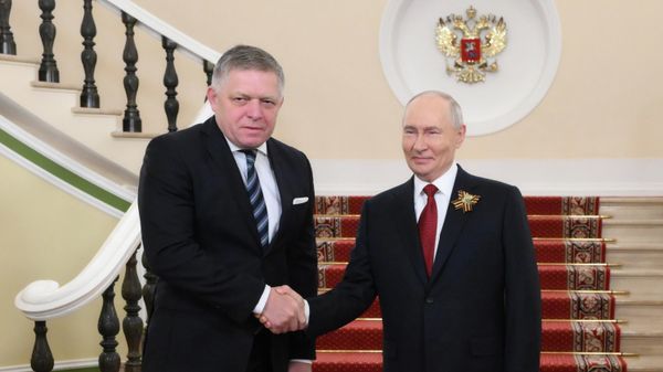 Президент РФ Владимир Путин встречает председателя правительства Словакии Роберта Фицо в Кремле в День Победы